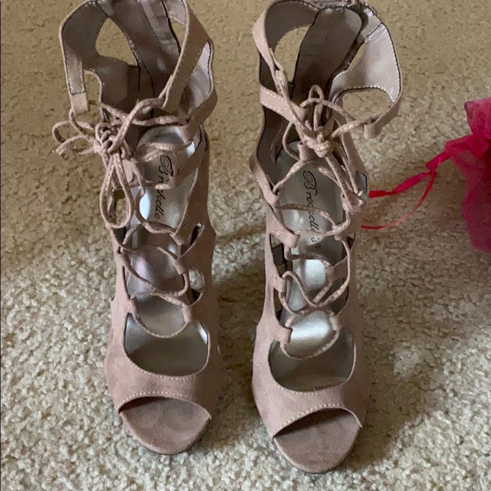 Strappy heels made of suede.